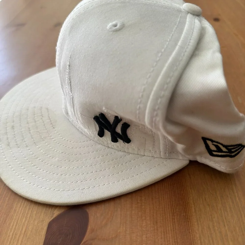 New Era 59FIFTY NY Yankees Fitted Hat 7 1/2 White NYC Skyline Embroidered - Picture 2 of 6